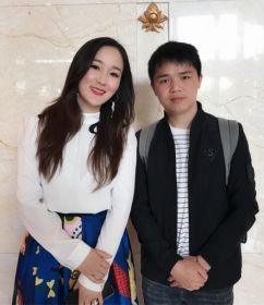龙梅子合影