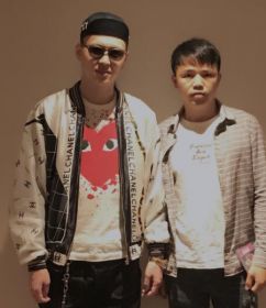 张玮合影