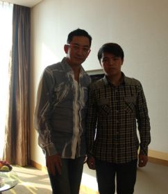 吴启华与殷珊合影